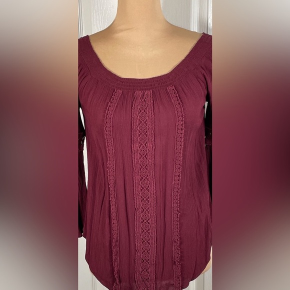 Socialite Burgundy Lace Top‎ Size Small - Picture 4 of 9